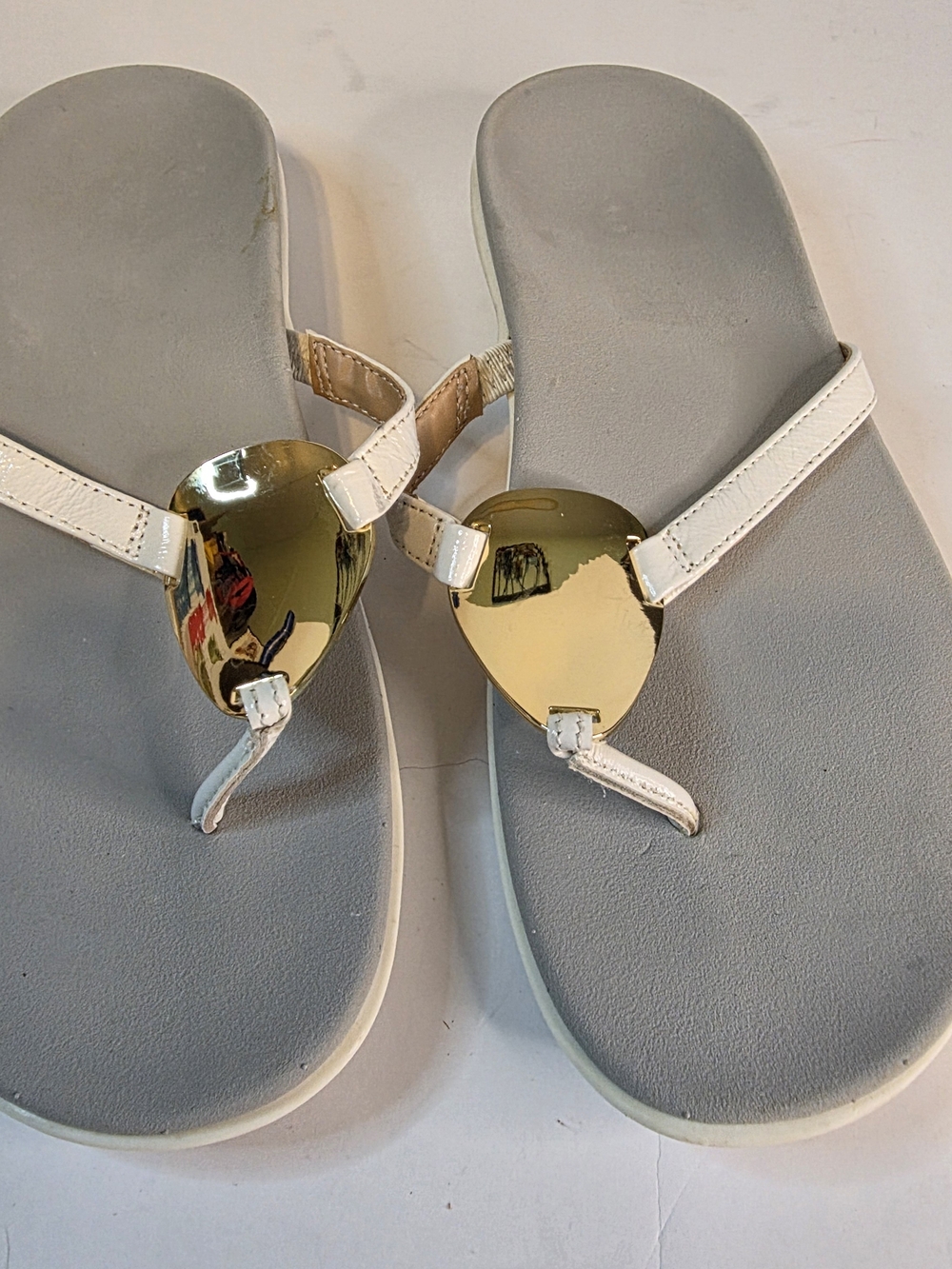 Vionic Leather White Toe-Post Sandals with Gold Medallion Size 7